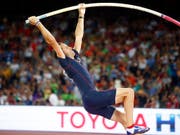 Der Weltrekordhalter Renaud Lavillenie hebt ab: In der Fan-Zone unten am See in Lausanne werden die Besucher näher dran sein als im Stadion (Bild: KEYSTONE/EPA/DIEGO AZUBEL)