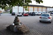 Auf dem Areal, wo sich heute die Parkplätze befinden, soll der Neubau dereinst zu stehen kommen. Im Hintergrund ist die bisherige Schulanlage Dorf in Bütschwil zu sehen. (Bild: Anina Rütsche)