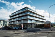 Das Gebäude, in dem sich das Hotel Birdland befindet. (Bild: Manuela Jans-Koch (Sempach, 19. November 2016))