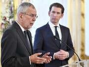 Österreichs Bundespräsident Van der Bellen (l) und Bundeskanzler Kurz fordern von Deutschland Aufklärung zu den Enthüllungen, dass der deutsche Bundesnachrichtendienst über viele Jahre systematisch Behörden und Firmen in Österreich abgehört haben soll. (Bild: KEYSTONE/APA/APA/HANS PUNZ)