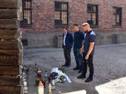 Die Rapper Farid Bang (M) und Kollegah (r) beim Besuch der KZ-Gedenkstätte Auschwitz (Bild: KEYSTONE/Internationales Auschwitz Komite/BERND OERTWIG/IAK)