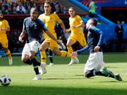 Der erste aktive Entscheid des Video-Schiedsrichters an einer Fussball-WM: Antoine Griezmann wird gefoult (Bild: KEYSTONE/EPA/SERGEY DOLZHENKO)