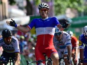 Der Franzose Arnaud Démare gewinnt in Bellinzona im Massensprint die 8. Etappe der Tour de Suisse (Bild: KEYSTONE/GIAN EHRENZELLER)
