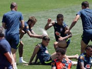 Im lockeren Training «Opfer» eines Geburtstags-Scherzes seiner Kollegen: Brasiliens Philippe Coutinho (Bild: KEYSTONE/AP/ANDRE PENNER)