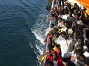 Von Nichtregierungsorganisationen (NGO) aufgenommene Flüchtlinge im Mittelmeer (Bild: KEYSTONE/AP Italian Red Cross/YARA NARDI)