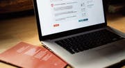 Immer mehr Bürgerinnen und Bürger stimmen elektronisch ab. (Bild: Gian Ehrenzeller/Keystone (St. Gallen, 24. September 201)