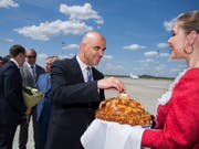 Vom Flughafen in Rostow am Don zum Schweizer Nationalteam: Bundespräsident Alain Berset (Bild: KEYSTONE/PETER KLAUNZER)