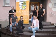 Neue Mitglieder des Dorftheaters (von links): Gianni Ceraolo, Roger Frischknecht, Rebeca John, Elais Jakatics, Claudia Weder und Tamara Eugster. Es fehlen Lara Gerhäuser und Alexandra Metz. (Bild: mia)