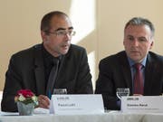 Der Kommandant der Neuenburger Kantonspolizei, Pascal Lüthi (links), verweist darauf, dass verstärkte Polizeimassnahmen den Drogenhandel nur verlagerten. (Bild: KEYSTONE/PETER SCHNEIDER)