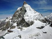 Die Rettungskräfte konnten trotz eingeleiteter Reanimation nur noch den Tod des Alpinisten feststellen. Warum er beim Aufstieg auf das Matterhorn zu Fall kam, ist nicht klar. (Bild: KAPO VS)