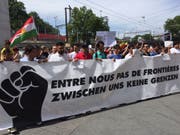Rund 2000 Menschen haben am Samstagnachmittag in Bern für die Rechte von Sans Papiers und Flüchtlingen demonstriert. (Bild: Theodora Peter)