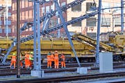 Am Freitagnachmittag ist beim Bahnhof Winterthur ein Bauzug entgleist. Zudem riss ein Intercity eine Fahrleitung herunter. Die Ereignisse legten den Bahnhof Winterthur lahm und führten zu zahlreichen Zugausfällen im Feierabendverkehr. Verletzt wurde niemand. (Bild: KEYSTONE/WALTER BIERI)