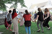 Das Schwingen der Tanzbeine auf der Burg Zug verband gestern die Kulturen. (Bild: PD (Zug, 16. Juni 2018))