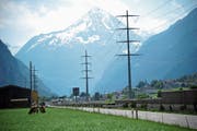 Eine neue Hochspannungsleitung prägt nun die Reussebene bei Altdorf. Die alten Masten wurden entfernt. (Bild: Urs Hanhart (Altdorf, 30. Mai 2018))