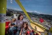Eröffnung des Seetalplatzes in Emmen. Auf dem Bild sind Tatjana Albert mit Samantha (7) und Alexander (6) bei der Fahrt mit dem Riesenrad zu sehen. Sie geniessen den Ausblick auf den Seetalplatz. (Bild:Pius Amrein, 16. Juni 2018)