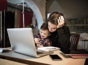Das kann auf Dauer nicht gesund sein: Arbeiten und gleichzeitig das Kind hüten. (Bild: Getty)
