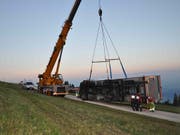 Auf dem Solothurner Hausberg Weissenstein ist am Freitag ein 15 Tonnen schwerer Lastwagen umgekippt. Der Lenker wurde leicht verletzt. Der Lastwagen musste mit Hilfe eines Krans geborgen werden. (Bild: KAPO SO)