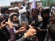 Unbewaffnete Taliban-Kämpfer umringt von Sympathisanten in Ghazni (Bild: KEYSTONE/EPA/STR)