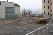 Auf dem Grundstück des abgebrochenen ehemaligen Hotels Weisses Kreuz sollen Wohnungen und Gewerberäume entstehen. Zuvor werden aber zuerst archäologische Grabungen durchgeführt . (Bild: Urner Zeitung)