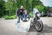 Töff-Freunde fürs Leben: Gerben Mesland im Seitenwagen von Danilo Braccinis Motorrad. (Bild: Roger Grütter (Littau, 11. Juni 2018))