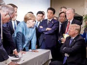 US-Präsident Donald Trump reagiert mit eigenen Bildern auf das weltweit verbreitete Foto mit der deutschen Kanzlerin Angela Merkel, weil es die Situation auf dem G7-Gipfel nicht korrekt widerspiegle. (Bild: KEYSTONE/AP German Federal Government/JESCO DENZEL)