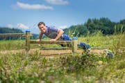 Michael Huber, Grundbuchverwalter der Gemeinde Niederbüren, hatte die Idee, auf dem Areal der ehemaligen Kiesgrube einen Vitaparcours mit Finnenbahn einzurichten.(Bild: Michel Canonica)