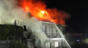 Die St. Galler Kantonspolizei geht davon aus, ein Akku oder ein Akku-Ladegerät hat vor gut einer Woche zum Brand in einem Einfamilienhaus in Montlingen geführt. (Bild: Archiv/Kapo)