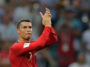 Cristiano Ronaldo applaudiert dem Publikum und das Publikum ihm (Bild: KEYSTONE/AP/SERGEI GRITS)