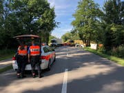Bei einer Frontalkollision zwischen einem Personenwagen und einem Anhängerzug in Bachenbülach ZH ist am Freitagnachmittag der Lenker des Personenwagens noch auf der Unfallstelle verstorben. Die Beifahrerin verletzte sich schwer. (Bild: KAPO ZH)