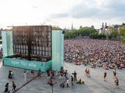 Die Freiluftveranstaltung «Oper für alle» lockte am Samstag über 14‘000 Personen auf den Sechseläutenplatz in Zürich. (Bild: KEYSTONE/ENNIO LEANZA)
