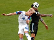 Islands Hordur Magnusson (links) geht im Luftduell mit Nicolas Otamendi dahin, wo es wehtut (Bild: KEYSTONE/AP/REBECCA BLACKWELL)