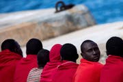 Männer, die von der spanischen Seerettung an Land gebracht wurden. Bild: Daniel Perez/EPA (Malaga, 9. Juni 2018)