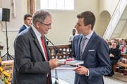 Die erfolgreichen Absolventen an der Maturafeier der Stiftsschule Engelberg: Luca Bachmann (rechts) nimmt die Gratulation von Bildungs- und Kulturdirektor Franz Enderli entgegen. (Bild: Izedin Arnautovic, Engelberg, 15. Juni 2018)