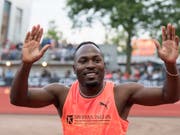 Alex Wilson grüsst nach seinem Rekordlauf ins Publikum (Bild: KEYSTONE/PETER SCHNEIDER)