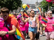 Unter dem Motto „Same Love – Same Rights“ fordern die Teilnehmenden des Zurich Pride Festivals die Zivil-Ehe für alle. (Bild: KEYSTONE/ENNIO LEANZA)