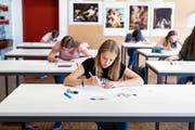 Ob Einheitsprüfungen das Bildungsniveau heben oder senken, darüber gehen die Meinungen auseinander. (Bild: Gaëtan Bally/Keystone)