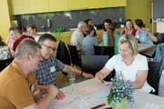 Stadträtin Elsbeth Aepli diskutiert mit einem Teilnehmer und Quartiervereinspräsident Peter Wanner (2. v. l.). (Bilder: Hugo Berger)