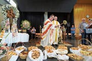 Don Giorgio und Leo Schenker segnen die Antoniusbrötchen. (Bild: Maya Heizmann)