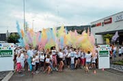 Bereits beim Startschuss deckt Farbpulver aus Reismehl und Lebensmittelfarbe alle Teilnehmenden ein. (Bilder: Christoph Heer)