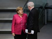Der deutsche Innenminister Horst Seehofer will die deutsche Kanzlerin Angela Merkel trotz erheblicher Differenzen bei der Asylpolitik Deutschlands nicht stürzen. (Bild: KEYSTONE/AP/MARKUS SCHREIBER)