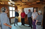 Ruedi Elser erklärt die Besonderheiten des Hauses Hebron. (Bild: Ramona Riedener)