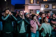 Fans zittern in der Nachspielzeit des Spiels Brasilien gegen die Schweiz beim Hotel Schweizerhof. Bild: Philipp Schmidli (Luzern, 17. Juni 2018)