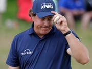 Lächelnd, aber leicht schuldbewusst: Phil Mickelson (Bild: KEYSTONE/AP/JULIO CORTEZ)