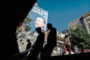 «Eine wachsende Wirtschaft braucht Visionen», steht auf dem Wahlplakat von Präsident Erdogan. (Bild: Sedat Suna/EPA (Istanbul, 13. Juni 2018))