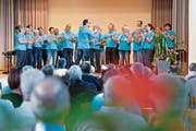 Der Gemischte Chor Mettlen mit Dirigent Roland Kuratli steht zur Eröffnung des Chorpub-Festivals selber auf der Bühne. (Bild: Donato Caspari)
