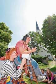 Clowns unterhalten die Kinder am Jubiläumsfest vor der Kirche in Scherzingen. (Bild: Donato Caspari)