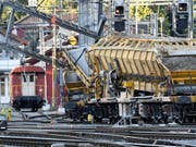Viel Nerven und Geduld brauchen Zugreisende im Raum Winterthur ZH: Nach der Entgleisung eines Güterzuges bleibt der Bahnhof Winterthur noch bis zum frühen Montagmorgen lahmgelegt. Auf der Ost-West-Achse geht nichts mehr. (Bild: Keystone/WALTER BIERI)