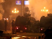 Unzufriedenheit in Mazedonien über Abkommen: In Skopje kam es am Sonntag bei Protesten zu zahlreichen Festnahmen. (Bild: KEYSTONE/AP/BORIS GRDANOSKI)