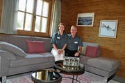 Nesime Hörner, zuständig für die Inneneinrichtung, und Architekt Klemens Hörner im Wohnzimmer des Chalets Hinterrugg. (Bild: Adi Lippuner)