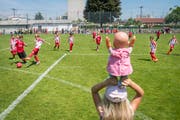 Voller Einsatz auf dem Feld und Mitfiebern am Spielfeldrand bei den Klassenmeisterschaften in Gossau. (Bild: Urs Bucher)